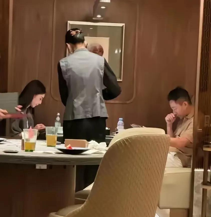 网友偶遇汪小菲和汪太太，把照片发出来，竟引来网友争论：
夫妻俩感情好，关系融洽，