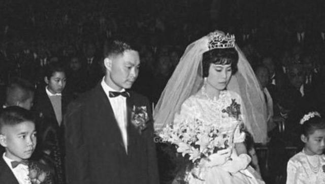 1990年，吴荣根与政战学校的同事姜月惠结婚。这位姜女士也有一次婚史，两人走到一