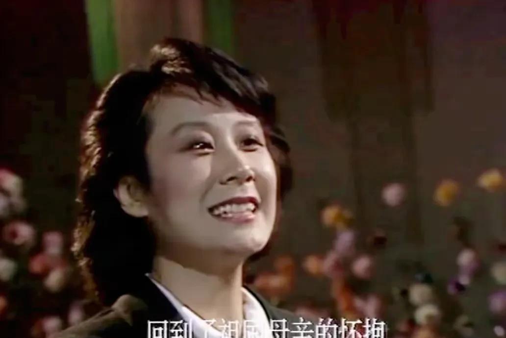 苏小明演唱的《军港之夜》很有名，传唱度非常高，但是歌词却犯了一个常识性错误！
因