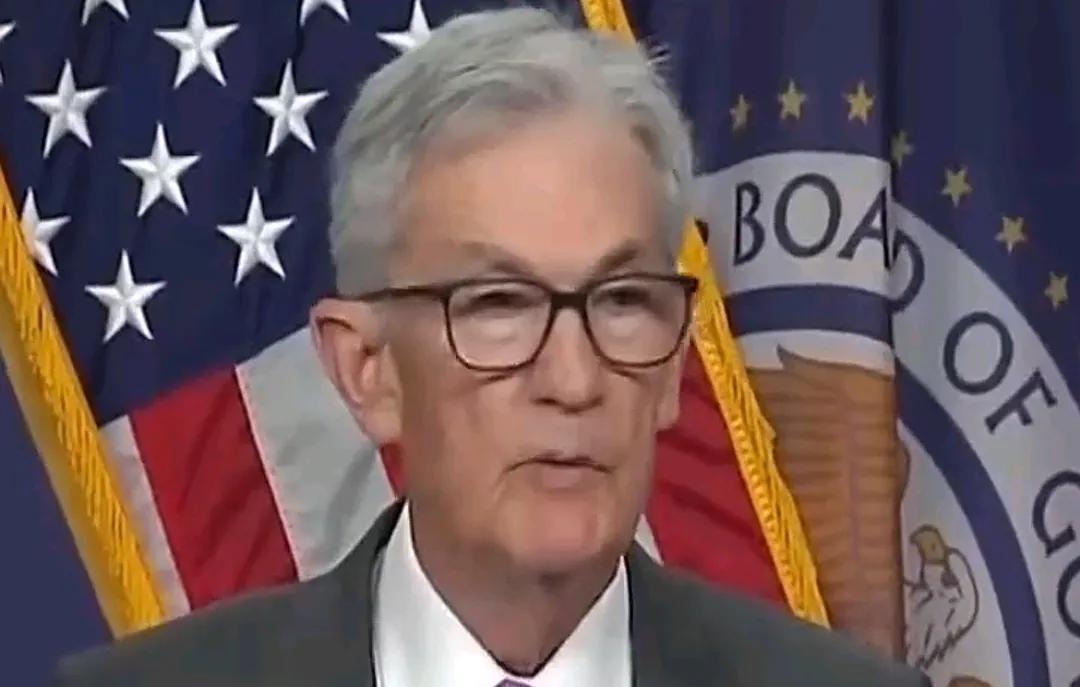 它才是美国最强硬的人物——美联储主席杰罗姆·鲍威尔。
鲍威尔出生于1953年2月