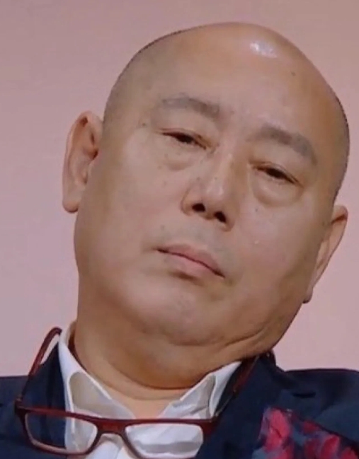 记者问李诚儒：“你觉得李大海（李诚儒儿子）算成功吗？”

李诚儒说：“没有我你知