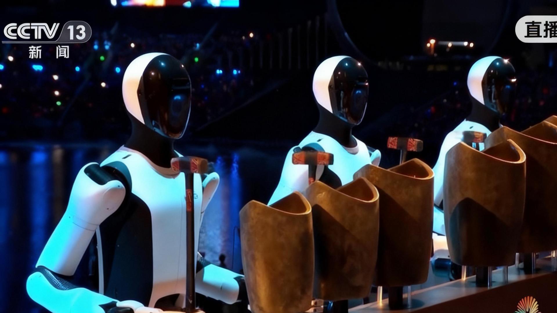 机器人敲响青铜器，粤港澳开幕式如何让三千年文物“开口唱歌”？