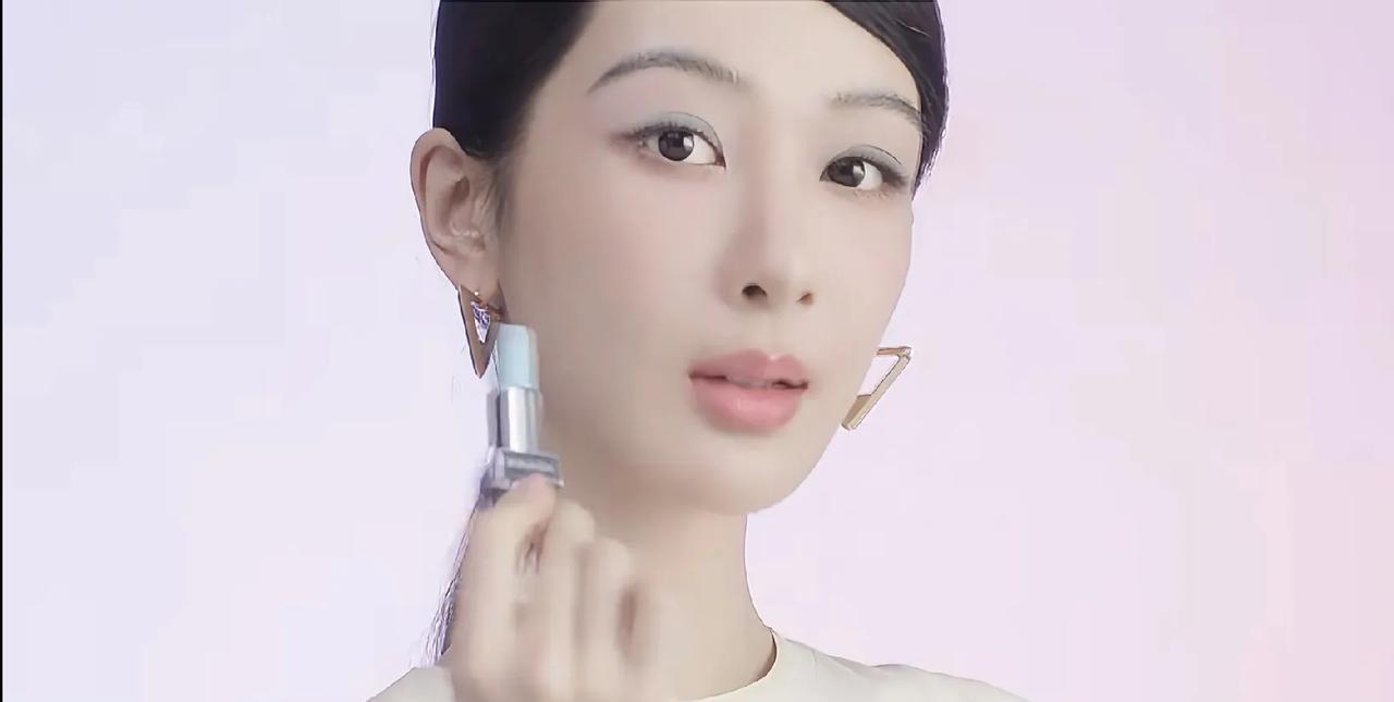 我的天呐，
这是杨紫？
恐怕连亲妈都认不出来了。
在杨紫最新的广告大片中，
拍摄