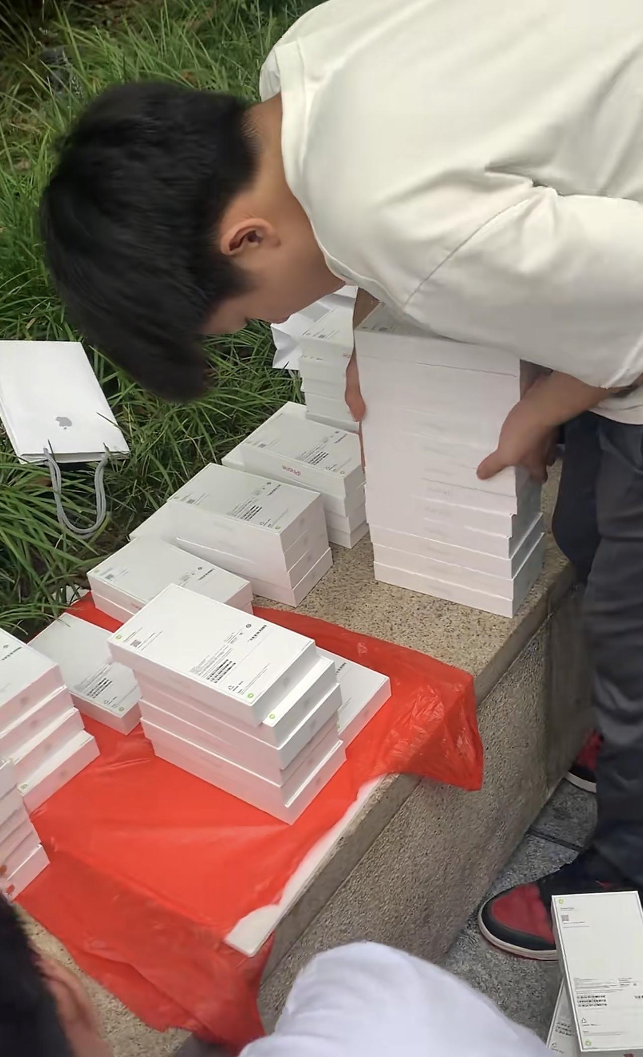 苹果17手机黄牛们加价1000元一台还是不够卖，有钱人是真的多啊。也许都是一时冲