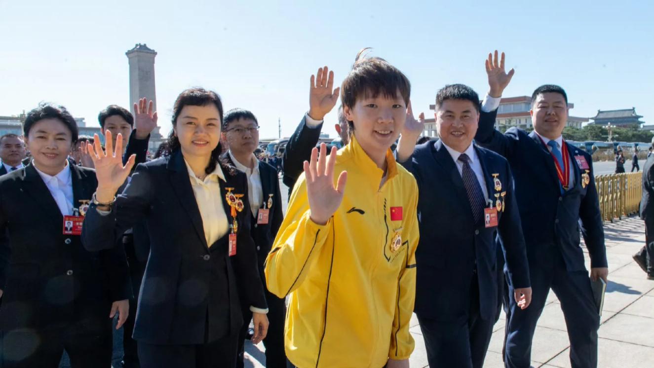 上午劳模，下午超模，王曼昱也太酷了吧！