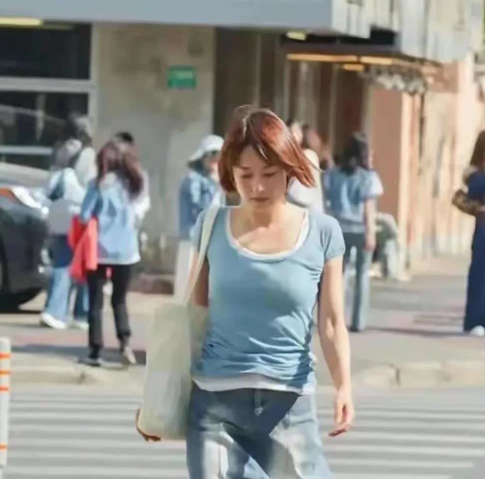 马伊琍都要五十了，这松弛感一般人真比不了，大上海的靓女
