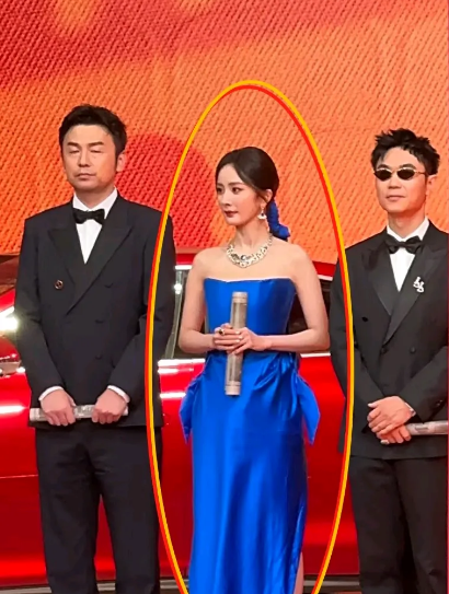 现在全网压力最大的就应该是《长安的荔枝》的导演了吧！

作为主演，幂姐竟然在公开