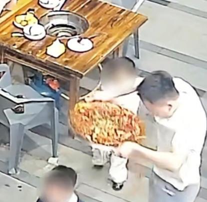 4月24日央视新闻报道，成都一个火锅店员工端着一锅滚烫的汤底走出厨房，没想到两个