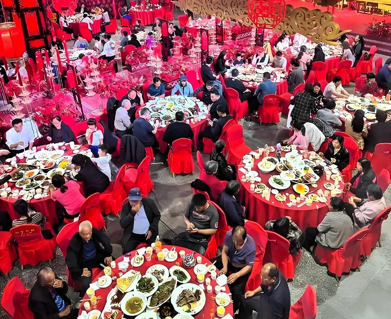 浙江嘉兴，一老板嫁女儿大摆宴席，委托猪肉商采买食材，老板要求，要买东星斑、帝王蟹