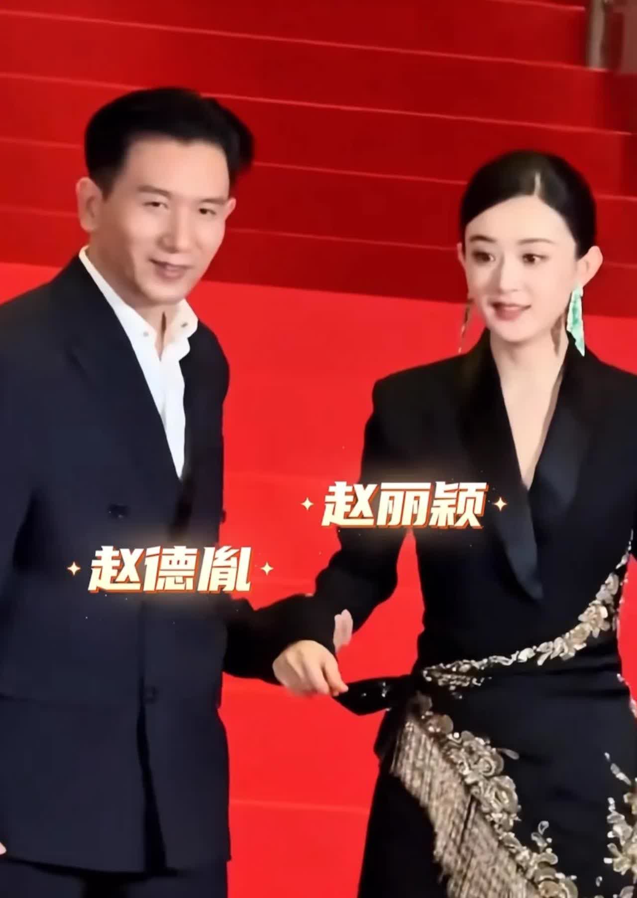 这俩人太般配了！连牵手都那么自然，赵丽颖可一点都不排斥赵德胤的肢体接触，被赵德胤