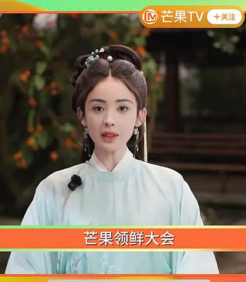 古力娜扎最近被拍到在片场休息时认真看剧本，穿着简单白T恤扎着马尾辫，素颜状态依然