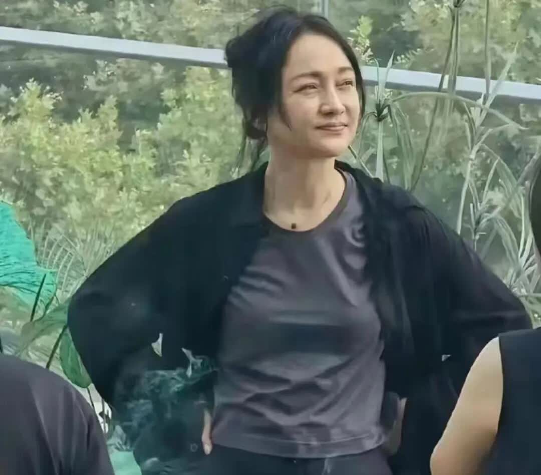 抛开身高不说，她这素颜的颜值还算同龄中比较高的，50多岁了还看起来那么有气质。至