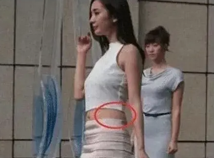 杨幂的身材一直是娱乐圈的热门话题，而当未修图的照片曝光时，网友们更是惊叹不已。照
