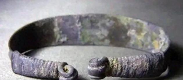 1300年前，唐朝一名贵妇将一个小纸条塞入银手镯的夹层中，这张纸条也被她带入了坟