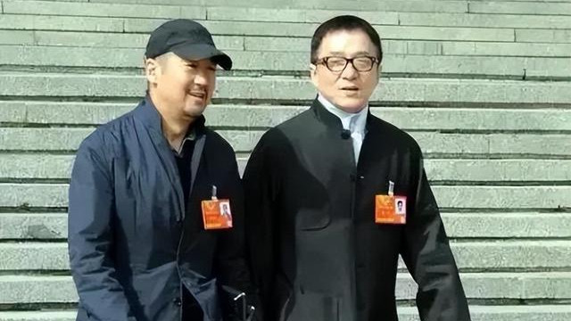 71岁成龙在四川买房，满头白发疲惫感十足，房祖名动态疑被扒