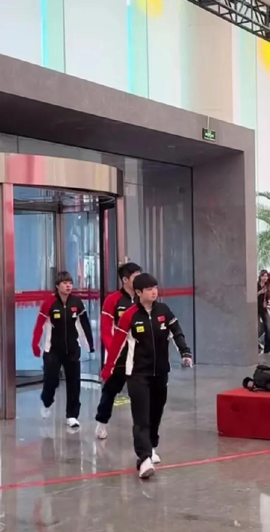 大家发现没有，乒乓球运动员他们走路的姿势都是一模一样的。
每个人走路时候，都不会