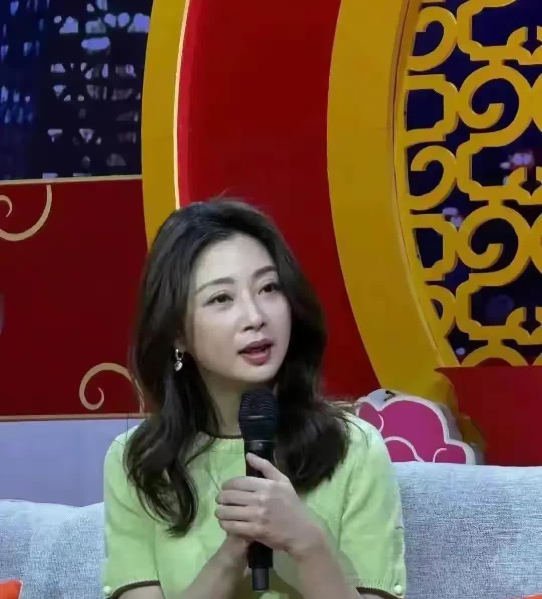 有和我一样对她无感的吗？

我觉得她说话总像张不开嘴，
声音有气无力的，
