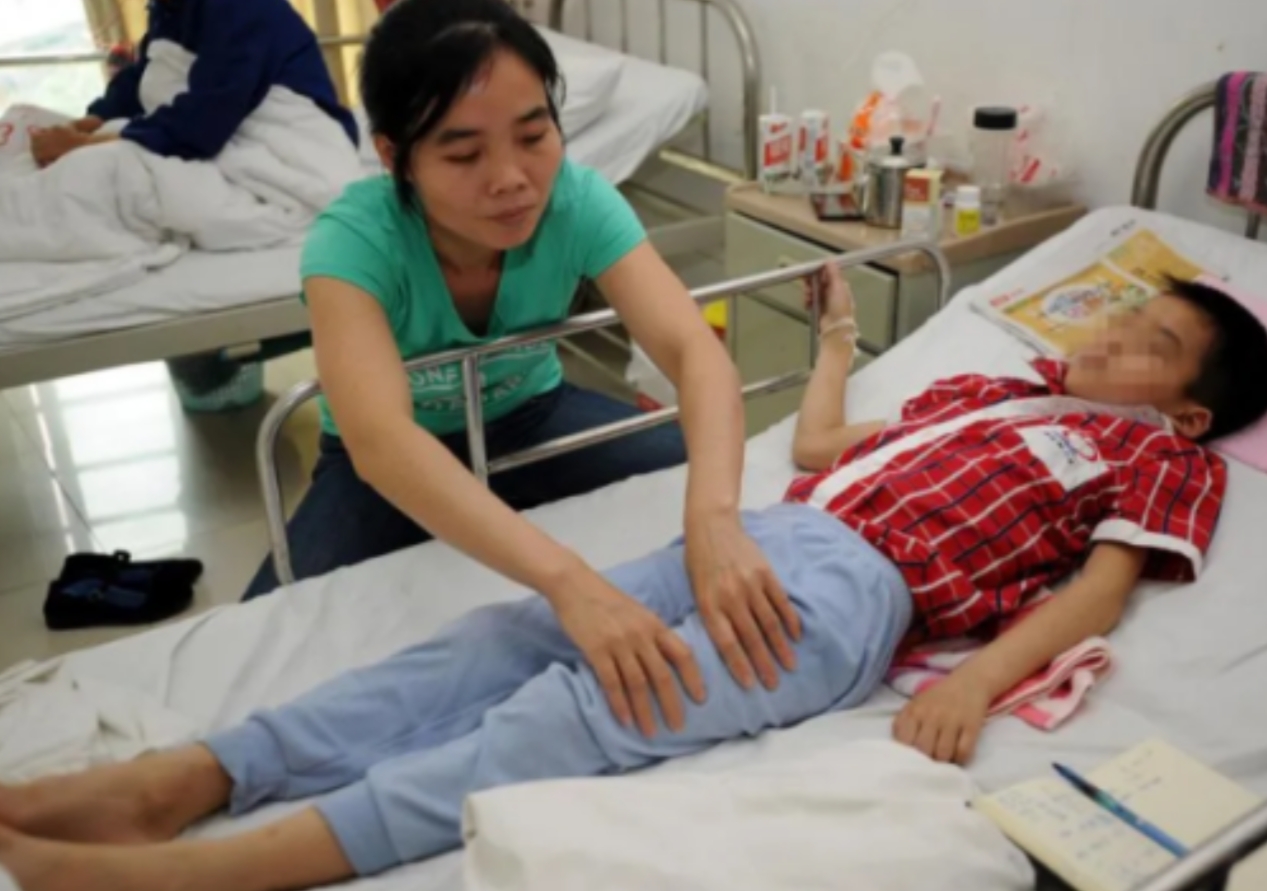 2016年，重庆一家殡仪馆，夜晚收到一名9岁男孩的遗体，李师傅将其冷冻时，竟发现