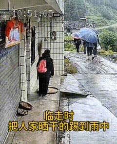 浙江天降大雨，一背包男子未带伞到一户人家屋檐下避雨，还拿过大爷家的凳子坐着，几分