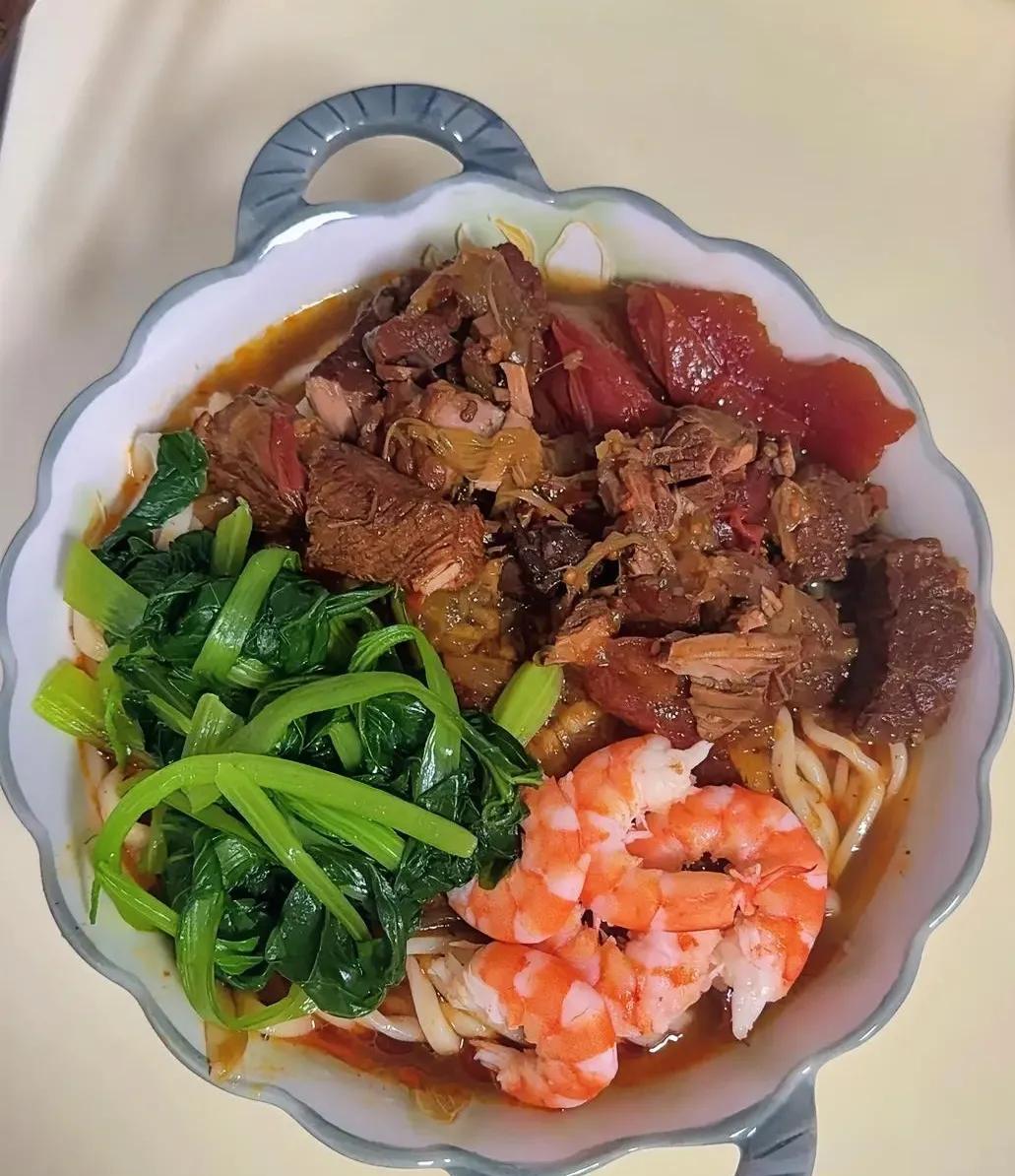 二伏面！必须的！手擀面，拌上牛肉块，菠菜丝，水煮虾，美美地吃上一顿。人生如面，露
