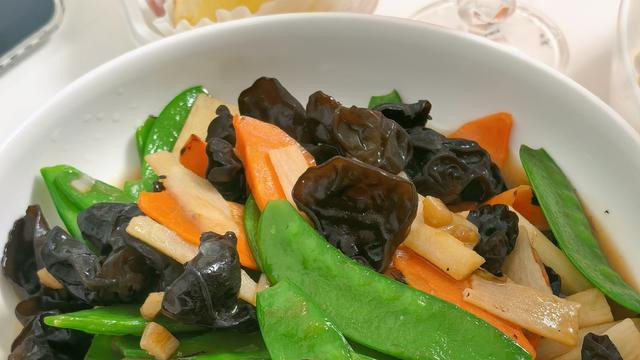 荷塘小炒：把一池月色装进碗里，嚼得咔嚓咔嚓响大标题：荷塘小炒：把一池月色装进碗里，嚼得咔嚓咔嚓响