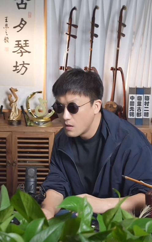 二饼27日下午在工作室直播间解释，昨天晚上为什么没有播？

他说：有的时候就是突