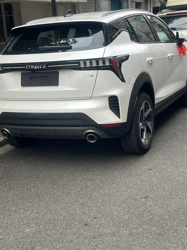 坐椅颈肩处不舒服
喜提白色中配，前排这种运动式坐椅颈肩处感觉很不舒服