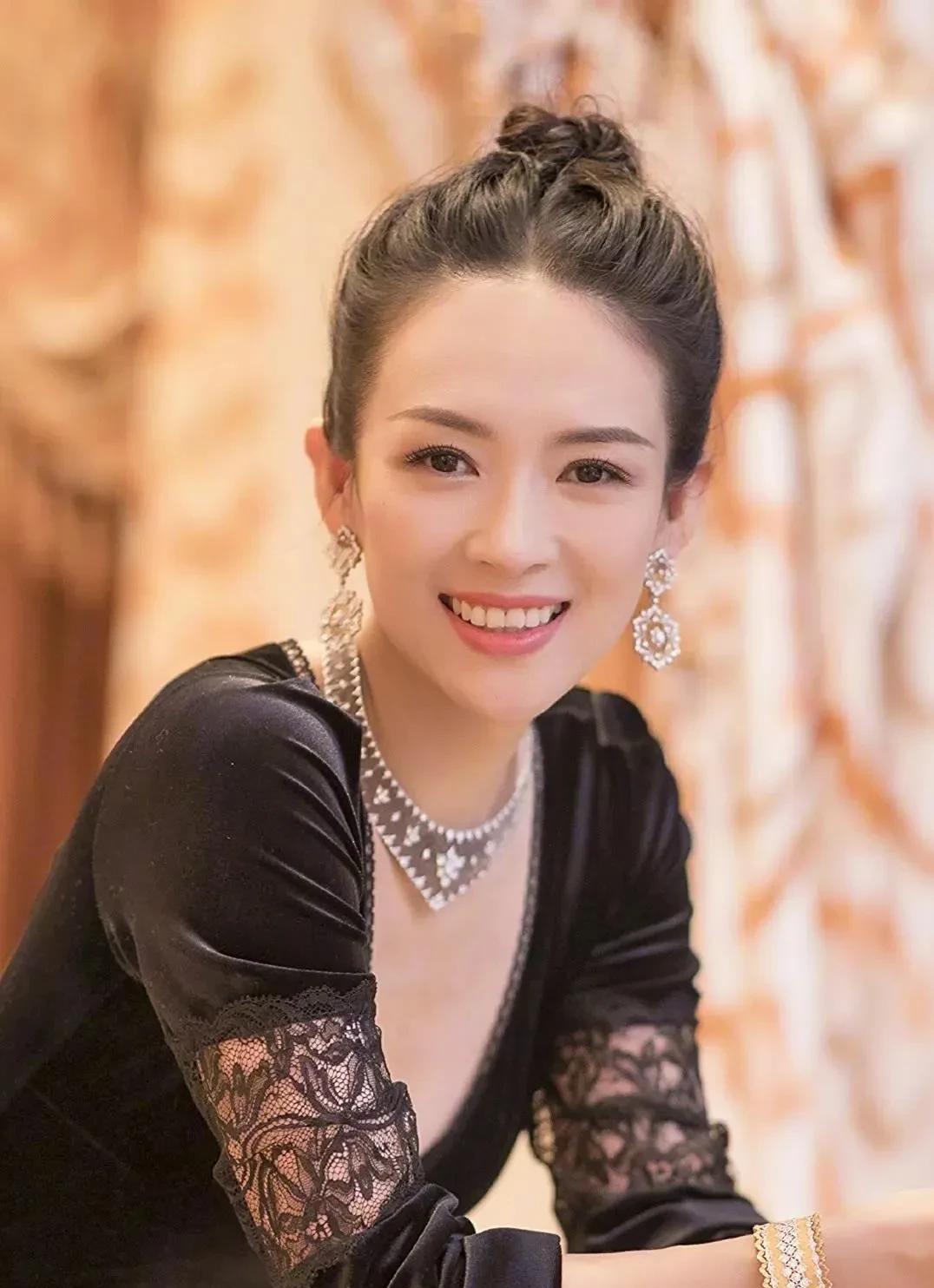 章子怡那可是娱乐圈曾经的“大女主”，资源拿到手软，演技更是备受认可，一路高歌猛进