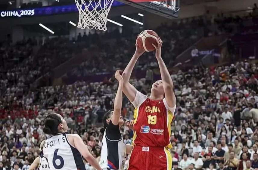 年仅18岁的张子宇在世界篮球赛场上突然成了大家关注的焦点。她身高超过2米2，站在