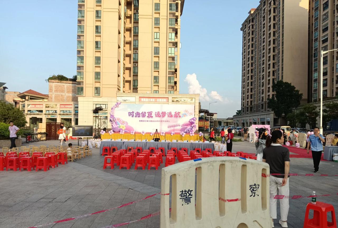 未来的大学生会越来越多，不管是公立大学还是民办学校，毕业就等同于失业。
就业有三