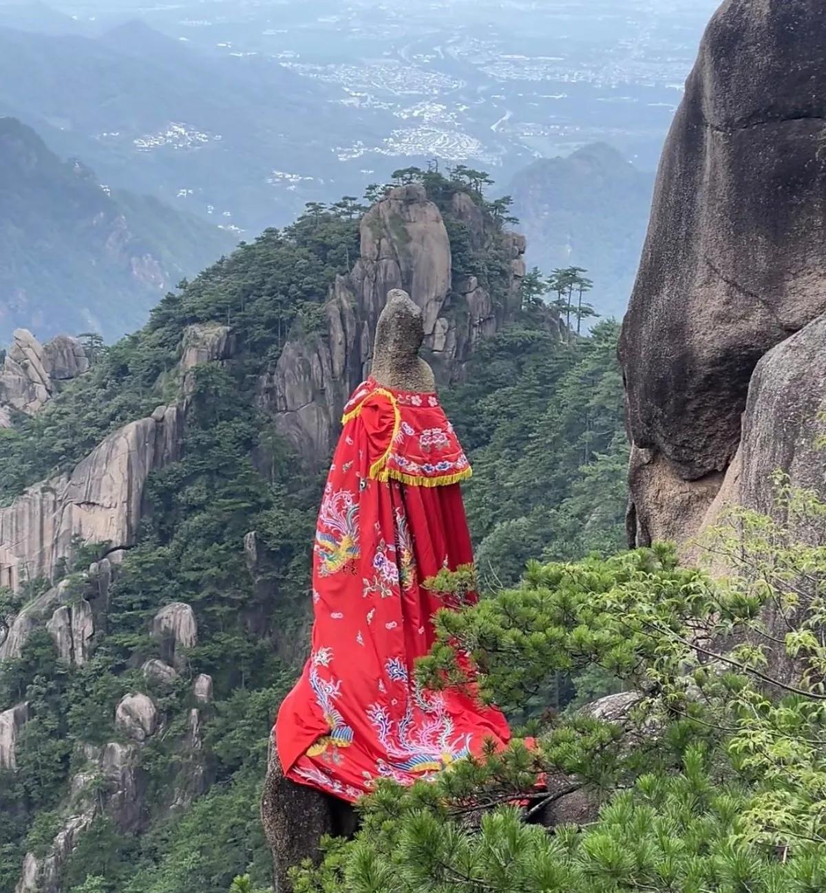 九华山观世音菩萨像
虽然很壮观
但这美得，
这要是晚上看到了