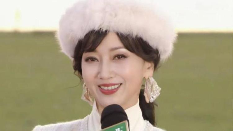 72岁赵雅芝去内蒙：穿一身蒙古装，小皱纹都在散发魅力
