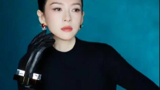 章子怡华表奖摔伤震动网络！坐轮椅照曝光，膝盖肿成“馒头”，网上怒问：女明星的代价还要多大？​​