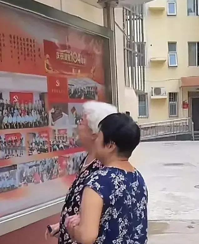 此时，她是一位慈祥、可亲的老婆婆。
近日，有网友拍到97岁高龄的田华老师在小区散