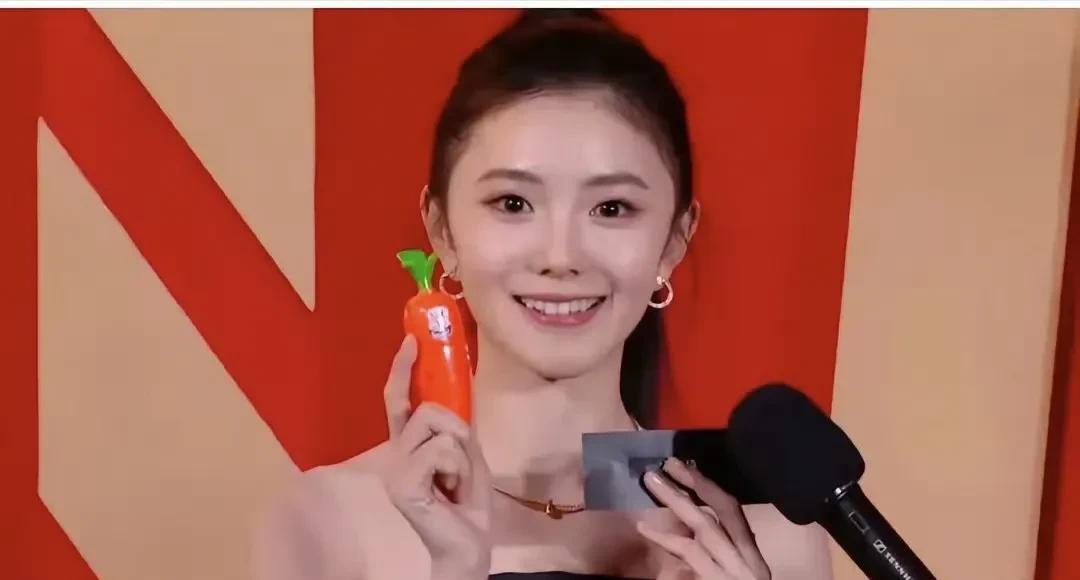 知道你们是做戏，但也不能这么不用心吧，好歹是个明星，送的礼物又便宜又敷衍。
感觉