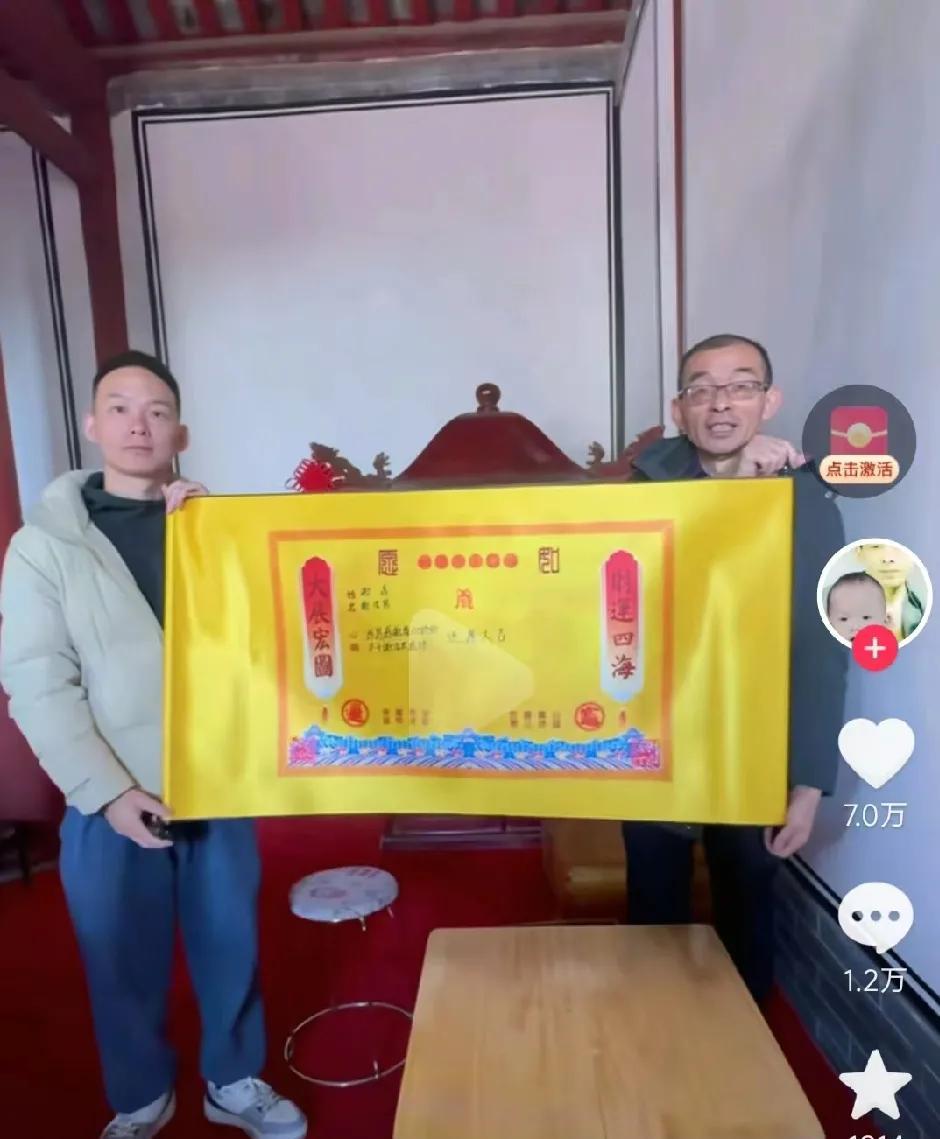 有儿子陪在身边，谢爸爸又活力满满拍视频了，大家都关注郑琴有没有去。目前看是没有，