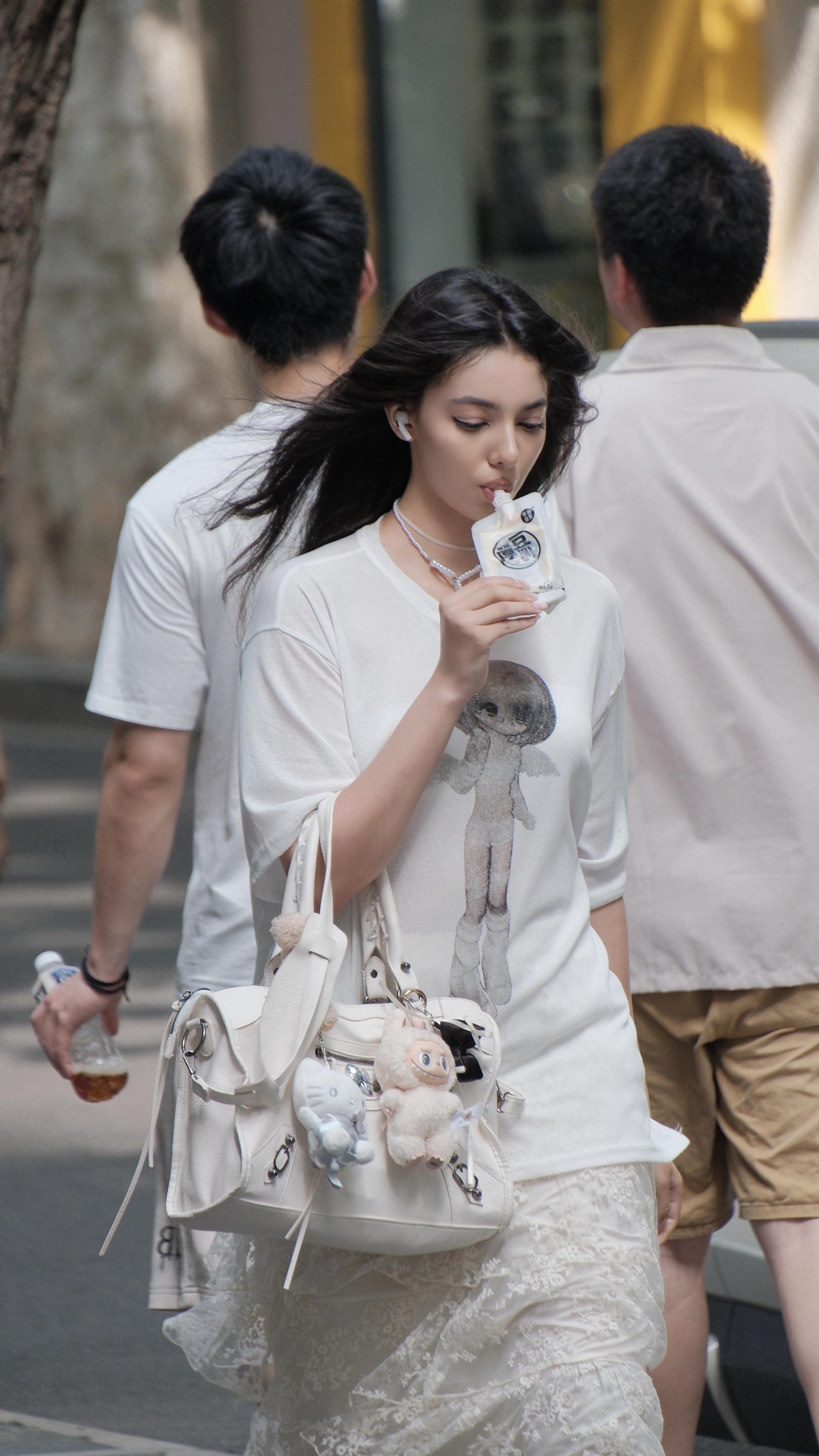 ｜豆乳女孩。被夸爆像莫妮卡贝鲁奇气质的“豆乳女孩”续更来了！8