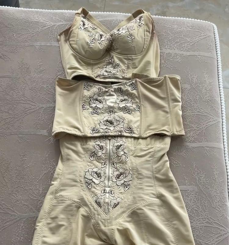 婆婆花2万多买的塑身衣，她说穿上勒得不行，喘不上气，非要给我穿……
这玩意，纯粹