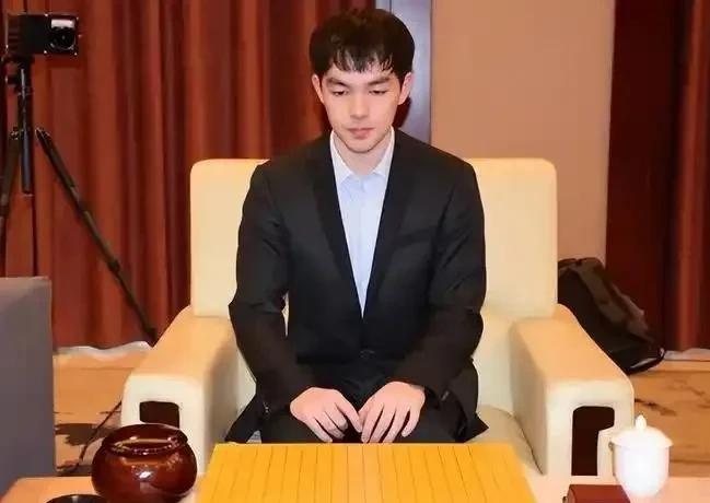 2025围甲第二轮，李轩豪憾负06年小将王楚轩！



这场比赛令人意外。李轩豪
