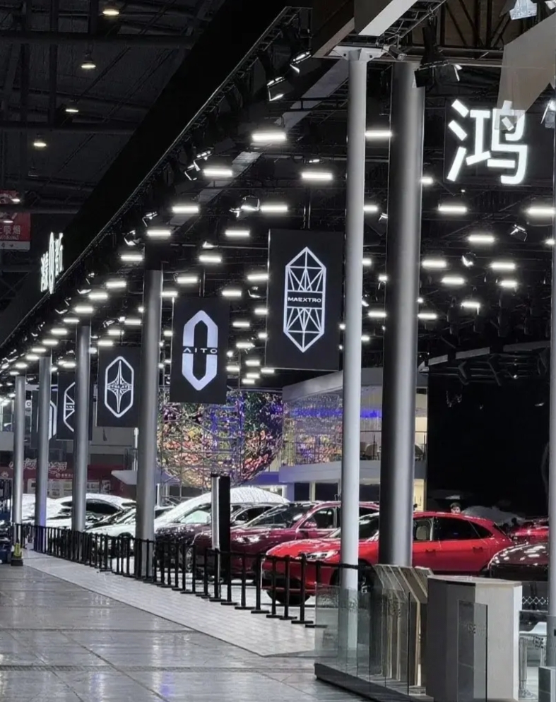 华为，一家通信和半导体技术公司，短短不足5年就打造了一个“五界”的汽车世界，这是
