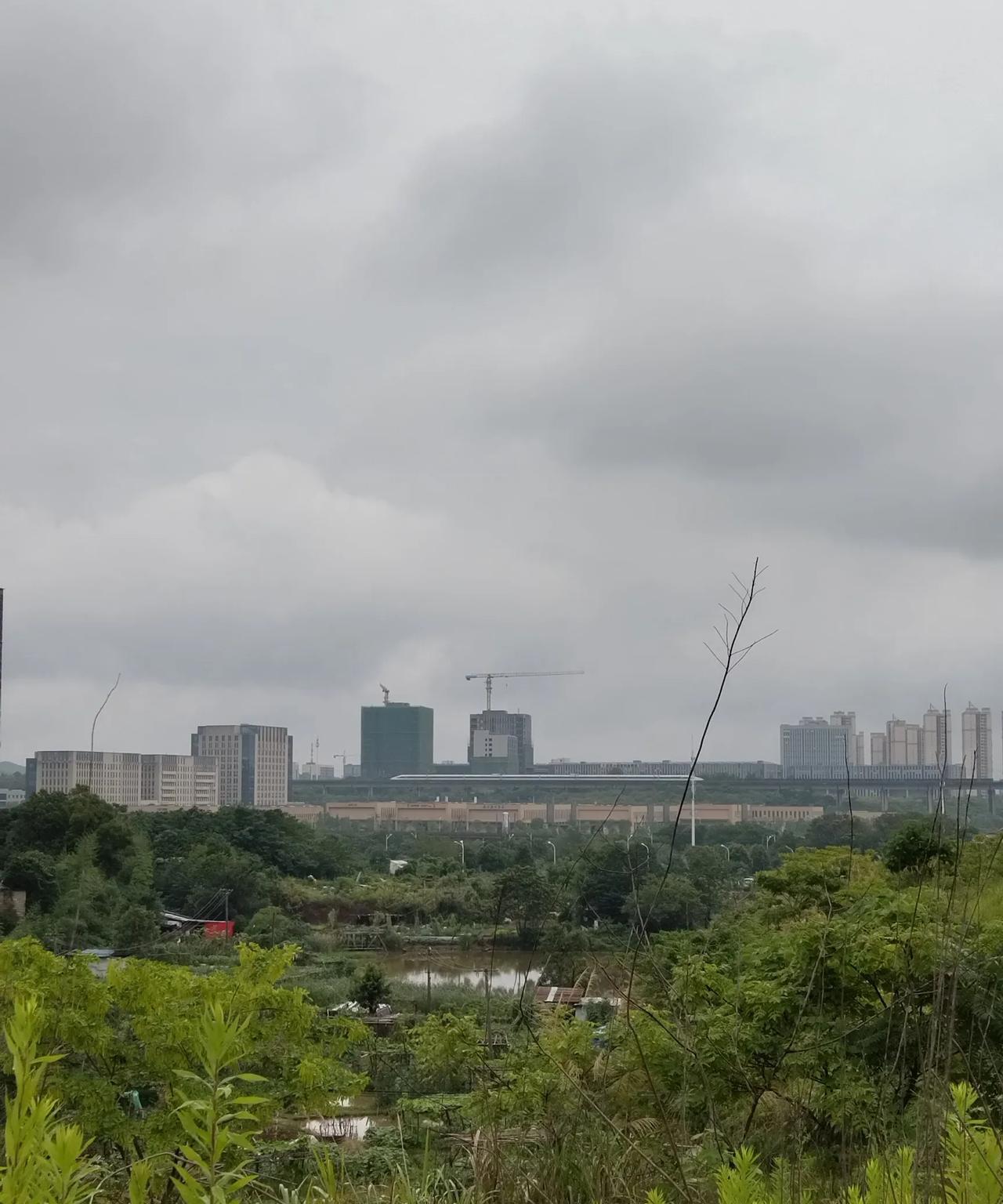   如果在这个工位安排人工打螺丝的话，以现在每个月6000元工资算的话，即使算上