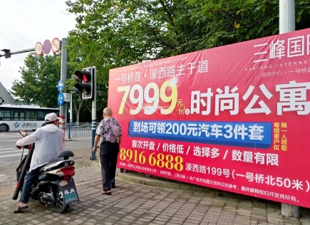 记住，再穷也别接受别人小恩小惠，不然麻烦不断。就像在职场，有些同事今天请你喝杯咖