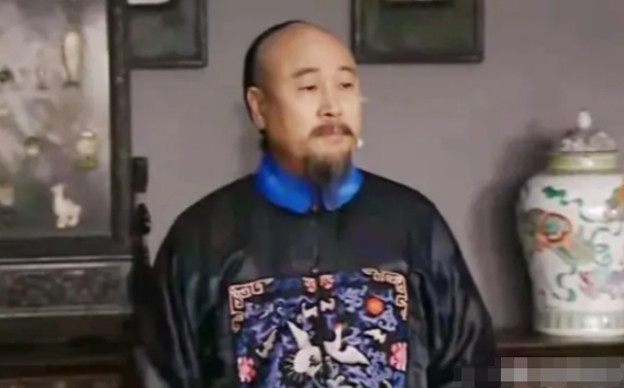 1782年，王亶望被抄家，当乾隆检查抄来的物品时，发现一件四条腿的裤子，上面绣满