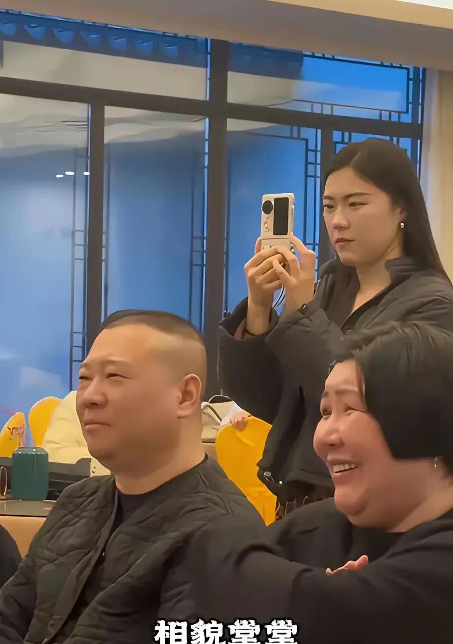 郭德纲与妻子王惠照片
她的相貌堂堂，尤其是你的酒窝就是美丽的化身
简直就是太