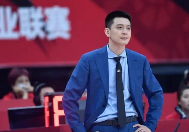杨鸣的预测不单单是格局，他很专业，广厦马上就要夺冠了。