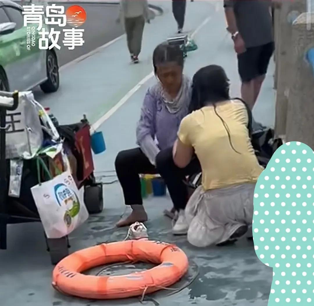 青岛阿姨跳海救了21岁女孩，感动网友，纷纷留言叫阿姨上架玉米，我们要吃，这是天底