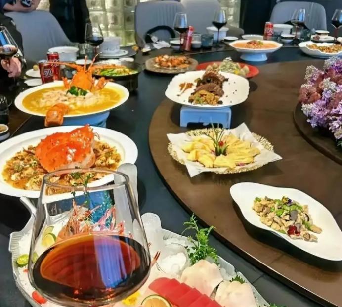 饭局上，新来的员工给副总敬酒，副总一脸的不屑：“小陈，你有什么资格给我敬酒，我不