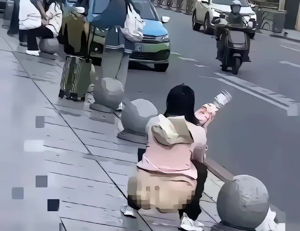对于女子当街解决内急做出不文明也极其不雅之行为，有网友评论说：“看来是忍无可忍，