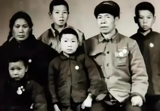 1938年，八路军排长肖万世，带战士侦察时，发现一群鬼子，正在河里洗澡，战友摩拳