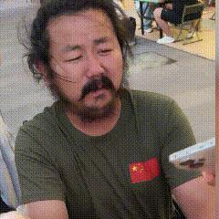 如果见到这位“跪行巨人”胡雷，肯定会照顾他的生意。因为你买了他的东西，你就是在捐